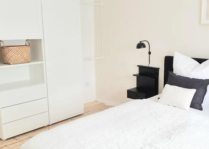 Friends And Family Leiwen